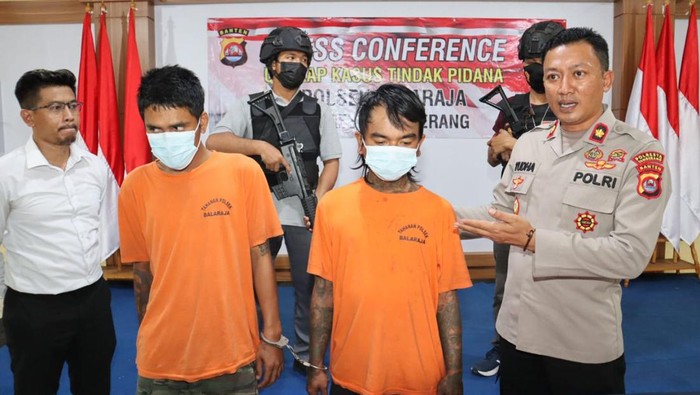Polisi tangkap dua pria pemalak sopir truk di dekat GT Balaraja Barat