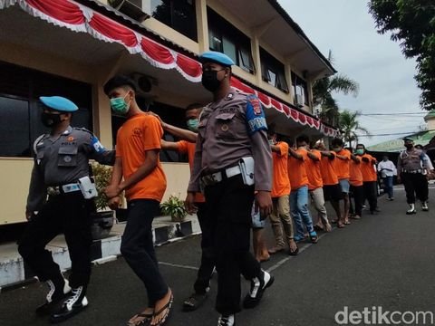 Polres Sleman menetapkan 12 orang tersangka pengeroyokan yang menewaskan suporter PSS Sleman Aditya Eka Putranda, Senin (29/8/2022).