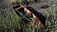 Sebuah perahu tergeletak di dasar danau yang kering di Velence, Hungaria, Kamis, (11/8/2022). Kekeringan besar melanda Eropa, yang juga berdampak pada Hungaria. Menurut Direktorat Jenderal Pengelolaan Air (OVF), ketinggian air di Danau Velence, danau wisata populer di dekat Budapest, berada pada level terendah yang pernah tercatat. (AP/Anna Szilagyi)
