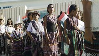 Di karnaval tersebut, warna-warni kain tenun ikat menambah semarak kemeriahan karnaval budaya. Ada pula beberapa peserta yang mengenakan pakaian adat atau seragam sekolah masing-masing.