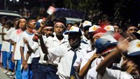 Selama karnaval berlangsung, mereka tak henti menyanyikan yel yel, dan lagu kebangsaan Hari Merdeka.