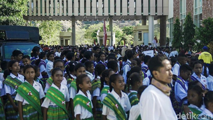 Potret Nasionalisme Lewat Karnaval Budaya di Perbatasan RI-Timor Leste Semangat nasionalisme turut dimaknai oleh masyarakat Kecamatan Insana Utara yang berbatasan langsung dengan negara Timor Leste. Masyarakat menggelar karnaval budaya dengan long march sejauh 5 kilometer.