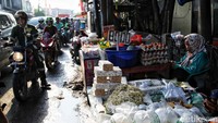 Tampak pedagang berjualan hingga mepet ke badan jalan. Pasar tumpah ini selalu ada pada hari Senin hingga Jumat.