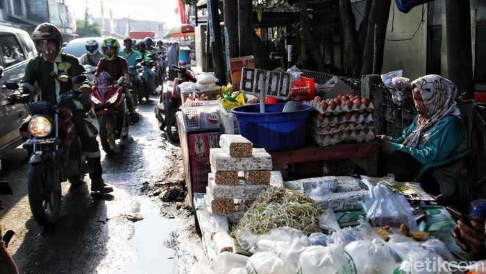Pasar tumpah di Tarumajaya berada di  tepi Jalan Marunda, Cilincing, Jakarta Utara. Kemacetan tejadi setiap hari akibat adanya pasar tumpah ini.