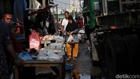 Kehadiran pasar tumpah ini menyebabkan kemacetan.