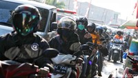 Tampak kendaraan roda empat dan roda dua mengular panjang dan berjalan superlambat gegara pasar tumpah ini.