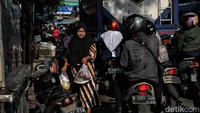 Pejalan kaki menjadi tidak aman karena tidak adanya jalur pedestrian. Banyaknya kontainer membuat lalu lintas semakin melambat.