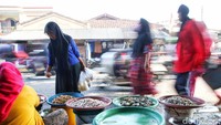 Pedagang berjualan di pinggir jalan. Para pedagang menjual berbagai keperluan sehari-hari warga.