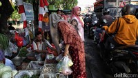 Sejumlah warga berbelanja di pasar tumpah Tarumajaya, Jalan Marunda - Cilincing, tepatnya perbatasan Kabupaten Bekasi -Jakarta Utara, Senin (29/8/2022).