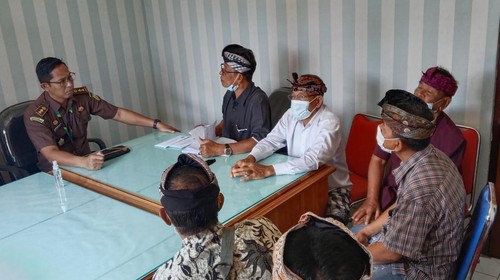 Prajuru Desa  Adat Anturan mendatangi Kantor Kejaksaan Negeri Buleleng, Senin (29/8/2022).