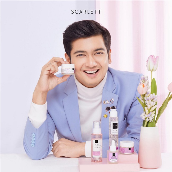 Teuku Ryan belum lama ini ditunjuk sebagai brand ambassador Scarlett Whitening, brand kecantikan lokal milik Felicya Angelista. Aktor sekaligus YouTuber yang juga suami Ria Ricis ini mempromosikan seri perawatan untuk wajah berjerawat, yakni Scarlett Acne Series. Foto: Istimewa