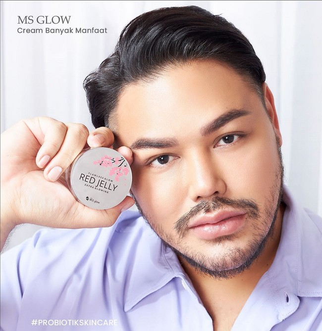Ivan Gunawan merupakan salah satu artis pria Indonesia yang peduli dengan kesehatan dan kecantikan kulit. Artis serba bisa ini pun tak sungkan mengungkap bahwa dia rutin ke klinik kecantikan untuk perawatan kulit yang lebih intensif. Hal ini membuat desainer, presenter sekaligus pengusaha ini digandeng menjadi brand ambassador MS Glow. Foto: Istimewa