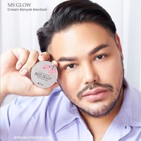 Ivan Gunawan merupakan salah satu artis pria Indonesia yang peduli dengan kesehatan dan kecantikan kulit. Artis serba bisa ini pun tak sungkan mengungkap bahwa dia rutin ke klinik kecantikan untuk perawatan kulit yang lebih intensif. Hal ini membuat desainer, presenter sekaligus pengusaha ini digandeng menjadi brand ambassador MS Glow. Foto: Istimewa