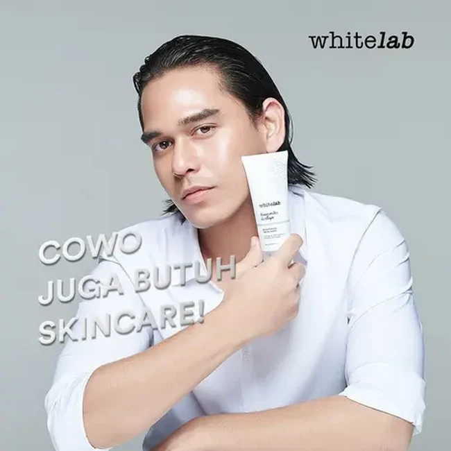 Pada 2021, Rangga Azof terpilih sebagai brand ambassador untuk Whitelab, Brand lokal yang fokus pada perawatan untuk kulit bermasalah ini ingin menyuarakan kampanye bahwa pria juga butuh untuk skincare agar kulitnya sehat dan bebas masalah seperti jerawat dan flek hitam. Foto: Istimewa