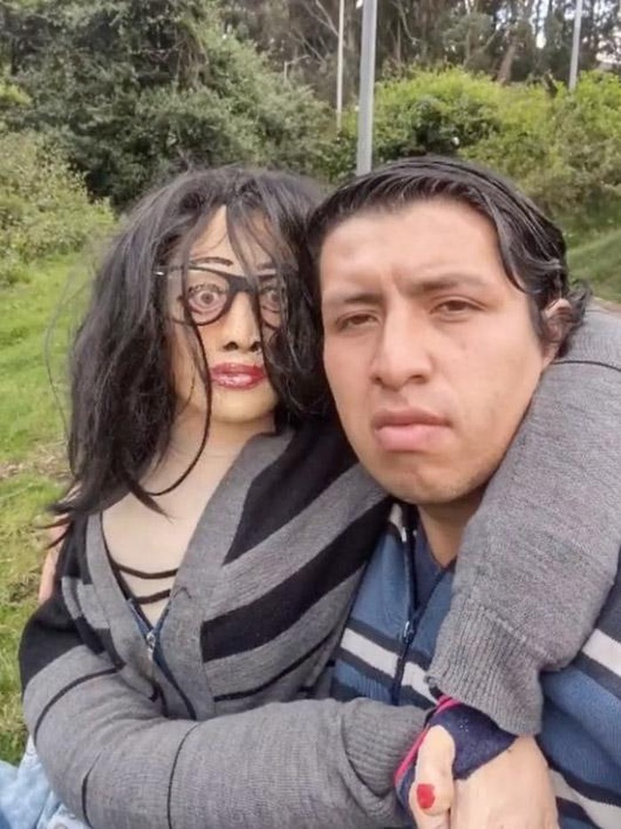 Pria pacaran dengan boneka