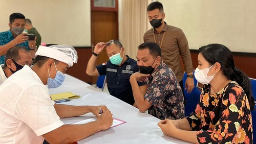 Proses pelimpahan tahap kedua kasus dugaan korupsi dan TPPU dengan tersangka Dewa Gede Radhea, anak eks Sekda Buleleng, dari penyidik Kejati Bali kepada JPU dari Kejari Buleleng.