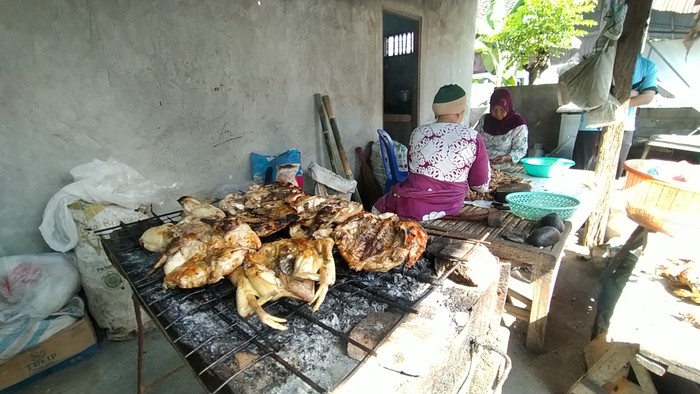 Proses pembuatan menu ayam plecing khas Kampung Loloan, Jembrana, Bali.