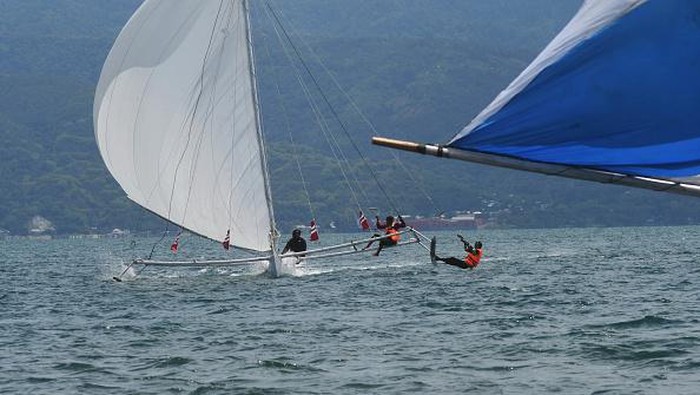 Puluhan Perahu Layar Adu Cepat di Teluk Palu Participants in a traditional sailboat race towards the finish line while participating in a competition on Palu Bay Beach in Palu, Central Sulawesi Province, Indonesia, August 28, 2022. The traditional sailboat racing competition with a route across Palu Bay was attended by dozens of participants and was held to celebrate the anniversary of the -77 Independence of the Republic of Indonesia as well as an effort to preserve traditional sailing boats. (Photo by Mohamad Hamzah/NurPhoto via Getty Images)