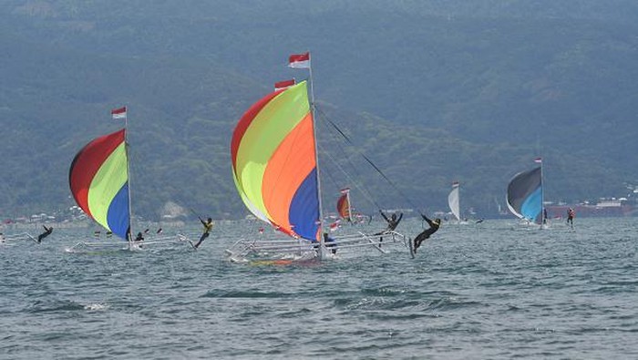 Puluhan Perahu Layar Adu Cepat di Teluk Palu Participants in a traditional sailboat race towards the finish line while participating in a competition on Palu Bay Beach in Palu, Central Sulawesi Province, Indonesia, August 28, 2022. The traditional sailboat racing competition with a route across Palu Bay was attended by dozens of participants and was held to celebrate the anniversary of the -77 Independence of the Republic of Indonesia as well as an effort to preserve traditional sailing boats. (Photo by Mohamad Hamzah/NurPhoto via Getty Images)