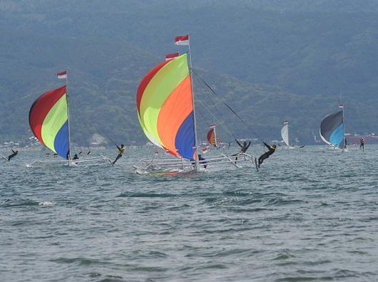 Puluhan Perahu Layar Adu Cepat di Teluk Palu