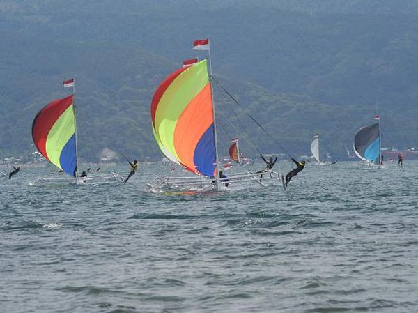 Puluhan Perahu Layar Adu Cepat di Teluk Palu