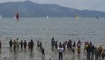 Puluhan Perahu Layar Adu Cepat di Teluk Palu