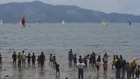 Warga Palu menyaksikan lomba ini dari pinggir pantai.