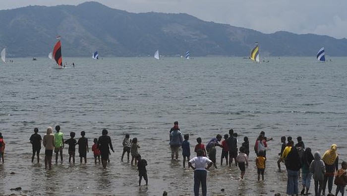 Puluhan Perahu Layar Adu Cepat di Teluk Palu Participants in a traditional sailboat race towards the finish line while participating in a competition on Palu Bay Beach in Palu, Central Sulawesi Province, Indonesia, August 28, 2022. The traditional sailboat racing competition with a route across Palu Bay was attended by dozens of participants and was held to celebrate the anniversary of the -77 Independence of the Republic of Indonesia as well as an effort to preserve traditional sailing boats. (Photo by Mohamad Hamzah/NurPhoto via Getty Images)