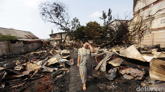 Warga mengais sisa harta benda usai terjadinya kebakaran di Jl Swadaya PLN RT 013/RW 02, Jatinegara, Cakung, Jakarta Timur, Senin (29/8/2022). Sebanyak 40 rumah hangus terbakar. Kebakaran terjadi 03.24 WIB. Penyebabnya diduga korsleting listrik. Luas area yang terbakar sekitar 800 meter.