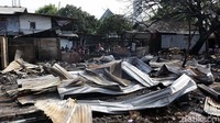 Hanya atap-atap seng yang tersisa di lokasi tersebut.