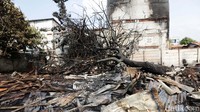 Tidak hanya rumah, pepohonan juga hangus dilalap si jago merah.