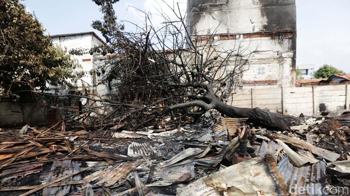 Puluhan Rumah di Cakung Hangus Terbakar Warga mengais sisa harta benda usai terjadinya kebakaran di Jl Swadaya PLN RT 013/RW 02, Jatinegara, Cakung, Jakarta Timur, Senin (29/8/2022). Sebanyak 40 rumah hangus terbakar. Kebakaran terjadi 03.24 WIB. Penyebabnya diduga korsleting listrik. Luas area yang terbakar sekitar 800 meter.