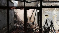 Saat ini api yang membakar permukiman warga itu sudah padam. Kayu dan daun pintu tidak ada bekasnya.