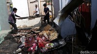Warga gotong royong membersihkan puing. Luas area yang terbakar sekitar 800 meter.