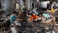 Saat ini warga kembali mendatangi rumahnya untuk mencari harta benda yang bisa diselamatkan.