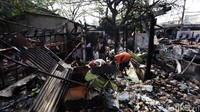 Warga mengecek permukiman yang hangus terbakar di Jalan Swadaya PLN RT 013/RW 02, Jatinegara, Cakung, Jakarta Timur, Senin (29/8/2022).