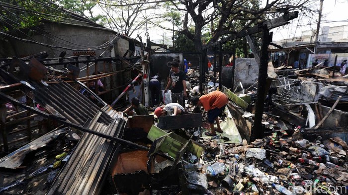 Puluhan Rumah di Cakung Hangus Terbakar Warga mengais sisa harta benda usai terjadinya kebakaran di Jl Swadaya PLN RT 013/RW 02, Jatinegara, Cakung, Jakarta Timur, Senin (29/8/2022). Sebanyak 40 rumah hangus terbakar. Kebakaran terjadi 03.24 WIB. Penyebabnya diduga korsleting listrik. Luas area yang terbakar sekitar 800 meter.