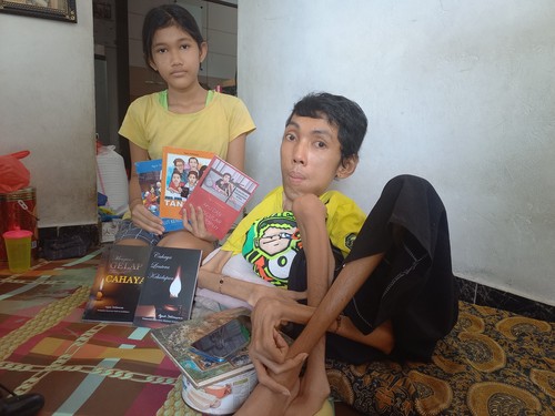Putu Agus Setiawan, penyandang disabilitas asal Buleleng yang telah menerbitkan 5 judul buku. Ia mengetik naskah buku-buknya hanya menggunakan satu jari.