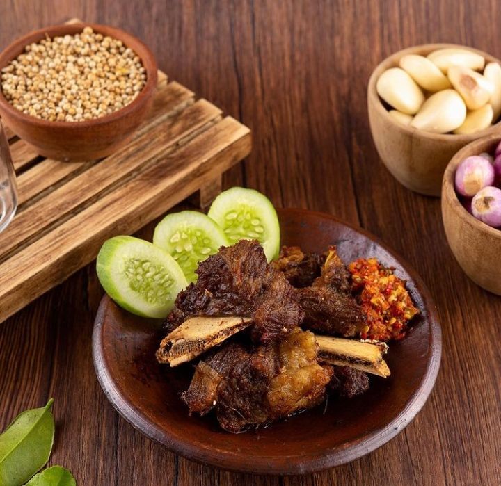 Penyetan Iga Sapi yang Empuk Pedas Ada di 5 Rumah Makan Ini