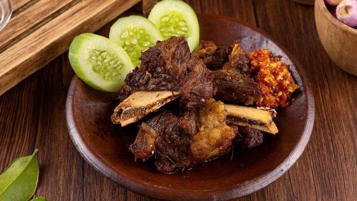 Penyetan Iga Sapi yang Empuk Pedas Ada di 5 Rumah Makan Ini