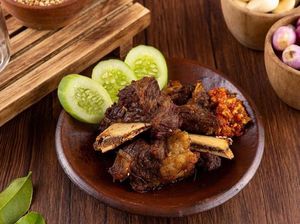 Penyetan Iga Sapi yang Empuk Pedas Ada di 5 Rumah Makan Ini