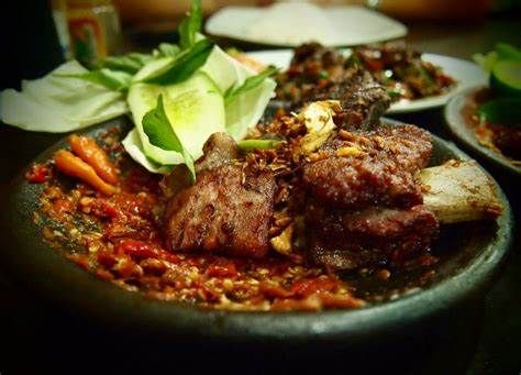 Penyetan Iga Sapi yang Empuk Pedas Ada di 5 Rumah Makan Ini
