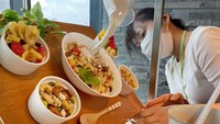 Sekitar 60 replika makanan plastik dipajang, beberapa di antaranya tampak lucu, tapi yang lain dirancang untuk memamerkan keterampilan hebat para seniman.