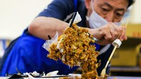Para seniman pembuatan makanan plastik mengatakan pandemi COVID-19 menjadi masa-masa sulit karena tidak adanya pembeli yang datang ke restoran. Hal itu membuat pesanan makanan palsu ikut berkurang.