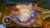 Makanan ini bukan makanan, cuma dami. Replika makanan yang dipajang pada etalase pameran tampaknya membuat banyak pengunjung tergoda untuk mencoba nikmatnya masakan yang tersaji.