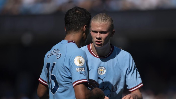 MANCHESTER, ENGLAND - AUGUST 13: Erling Haaland and Rodri of Manchester City during the Premier League match between Manchester City and AFC Bournemouth at Etihad Stadium on August 13, 2022 in Manchester, United Kingdom. (Photo by Joe Prior/Visionhaus via Getty Images)