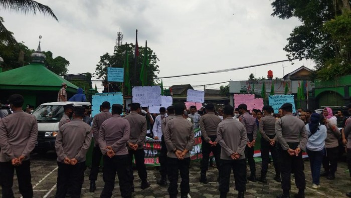 Santri di Banten demo desak Suharso minta maaf ke kiai (Bahtiar-detikcom)