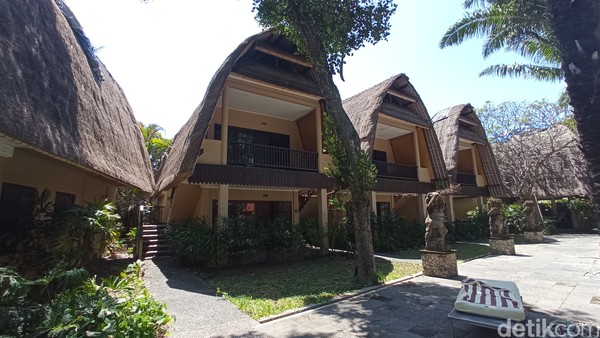 Hotel ini berada di jalan Segara Ayu, Sanur, Denpasar.  Berdiri sejak tahun 1957, hotel ini masih memiliki bungalow pertama yang masih dioperasikan untuk tamu hotel. (Segara Village Hotel)