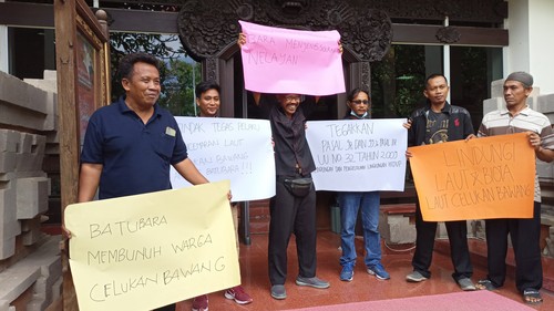 Sejumlah warga dari Desa Celukan Bawang dan Tinga Tinga, Buleleng, mendatangi kantor Gubernur Bali, Senin (29/8/2022). Mereka mengadukan dugaan pencemaran akibat tumpahan batubara di perairan Celukan Bawang.