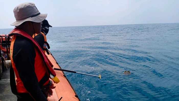 Serpihan kayu diduga dari KM Sida Rahayu ditemukan petugas SAR.
